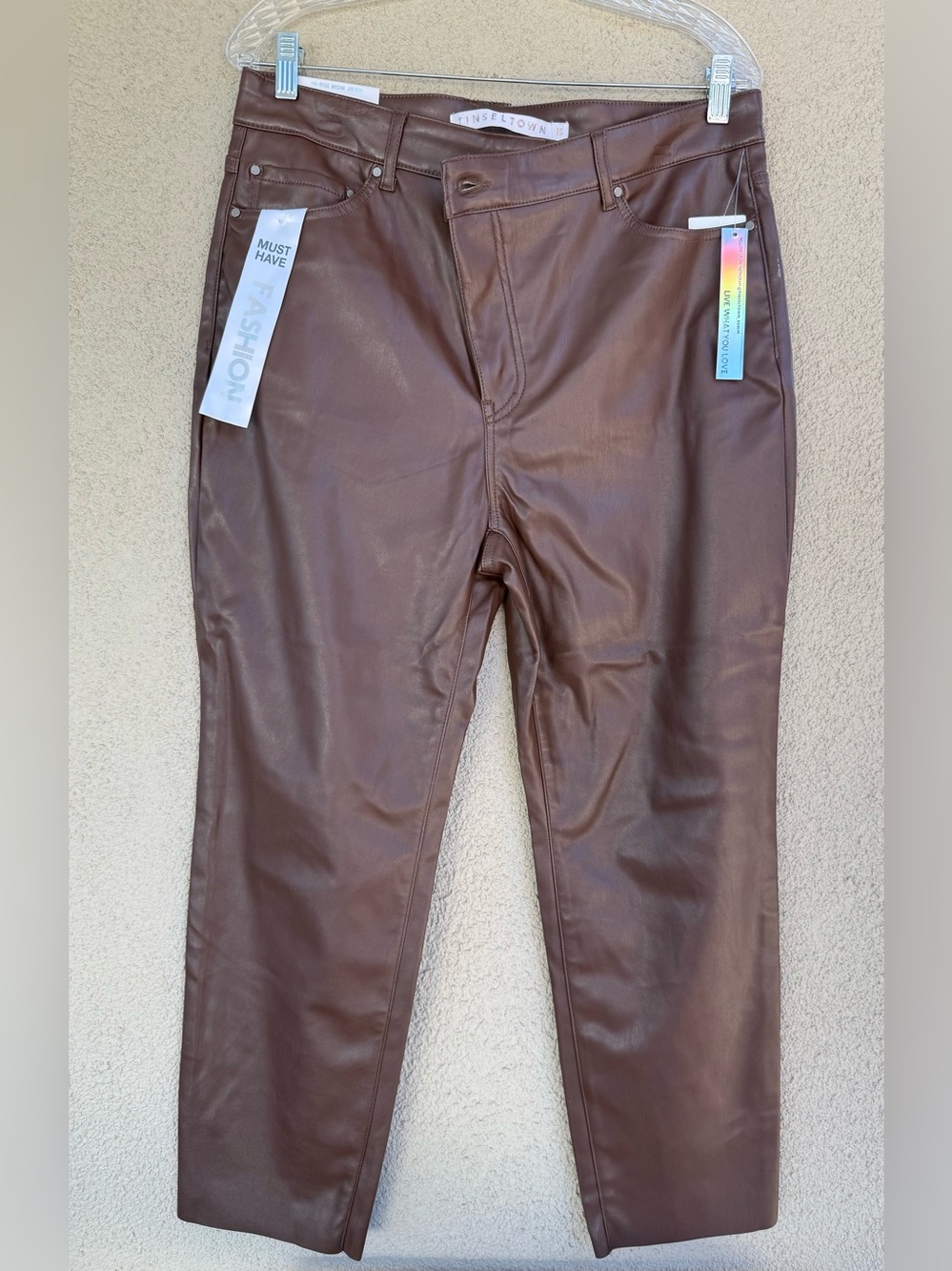 Tinseltown Jean Womens faux leather 15/32
High Rise Mom Jean
Asymmetrical Waist